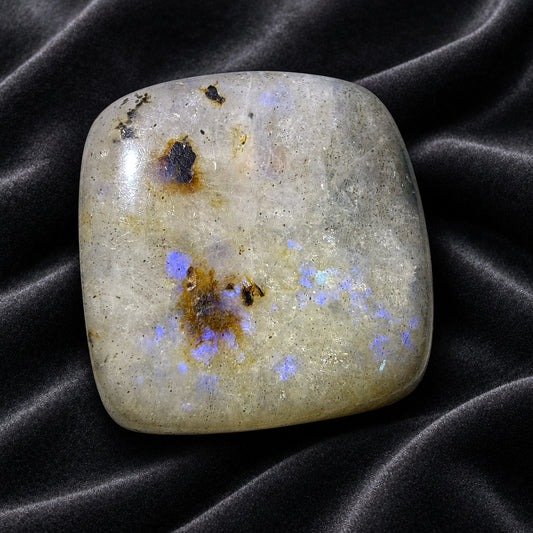 labradorite crystal cube showing it’s labradoressence 
