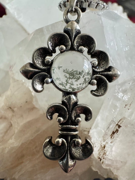 Silver pendant with clear stone on quartz.