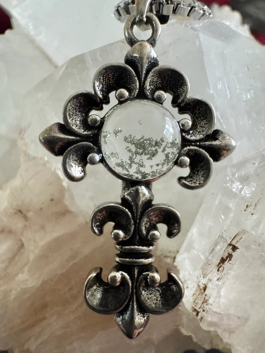 Silver pendant with clear stone on quartz.