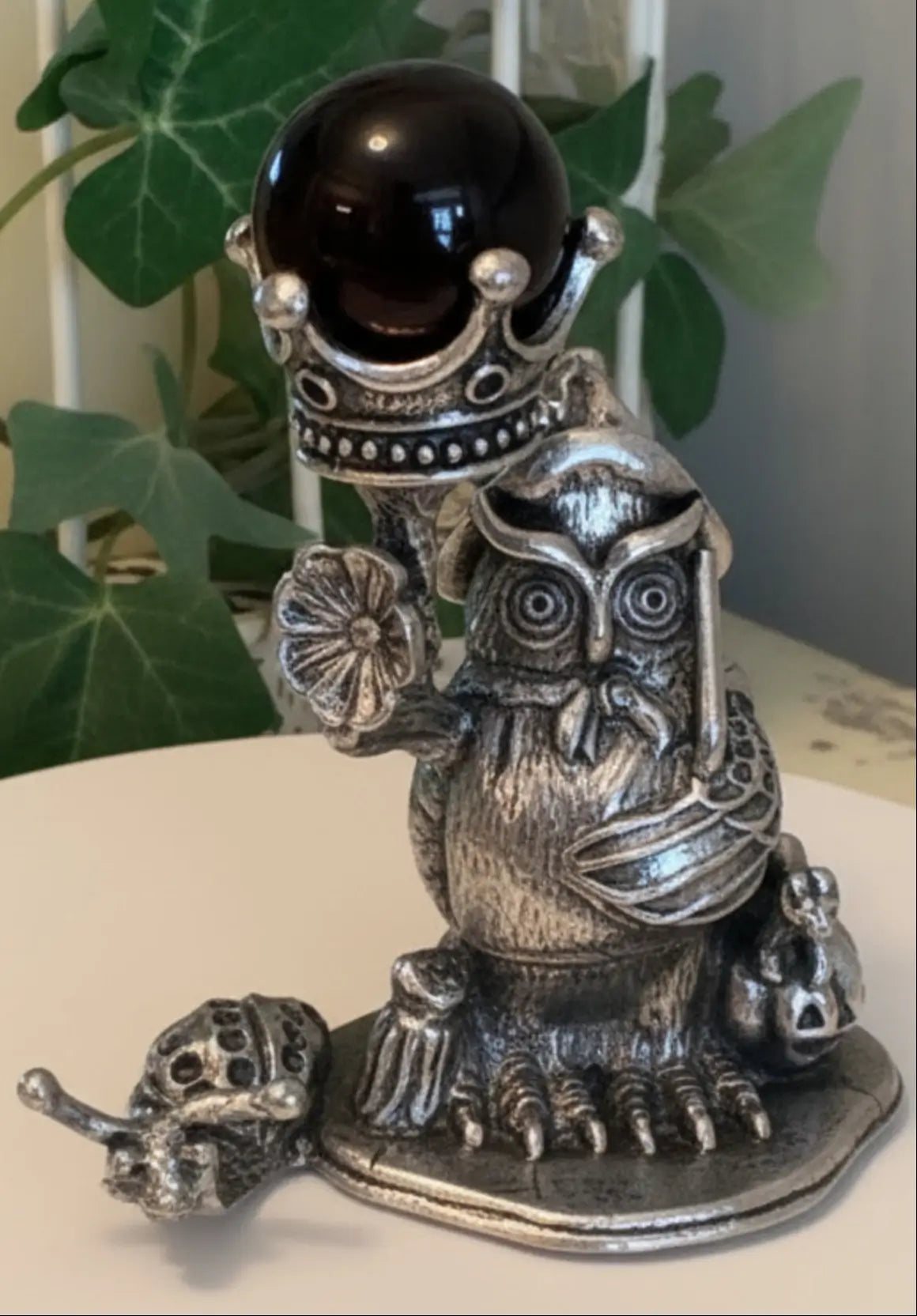 Silver owl stand sphere stand
