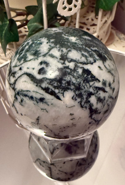 Tree Agate sphere B dendritic pattern close-up