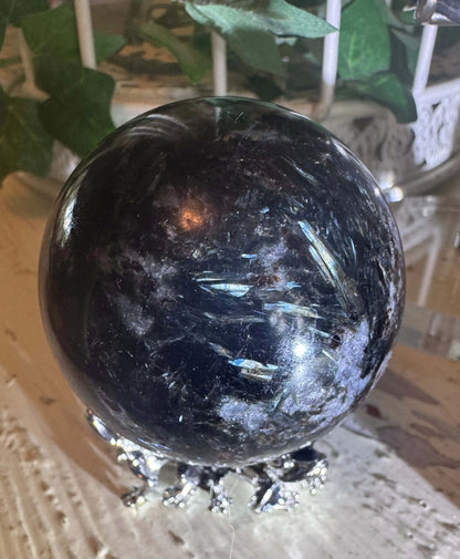 Arfvedsonite mineral set and Black Obsidian frog close-up