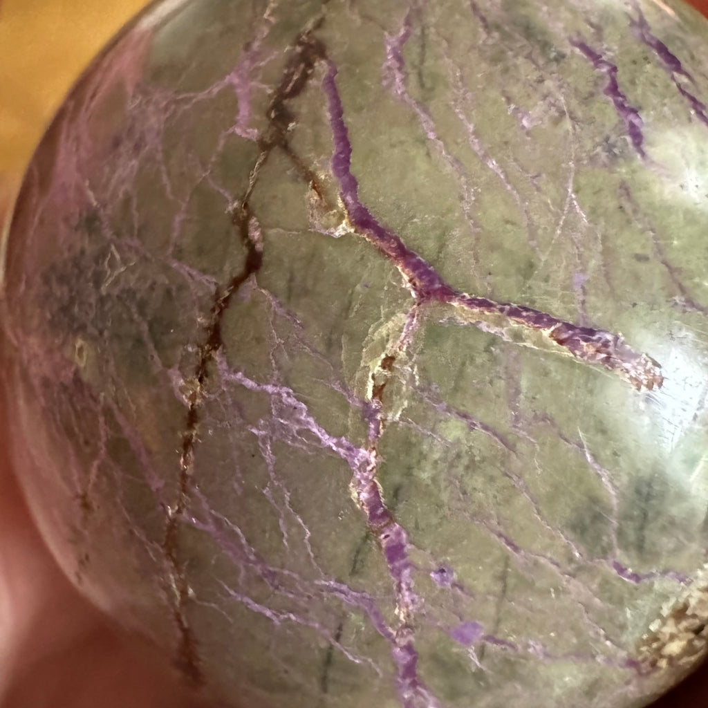 Close-up atlantisite sphere showing of fractruress 