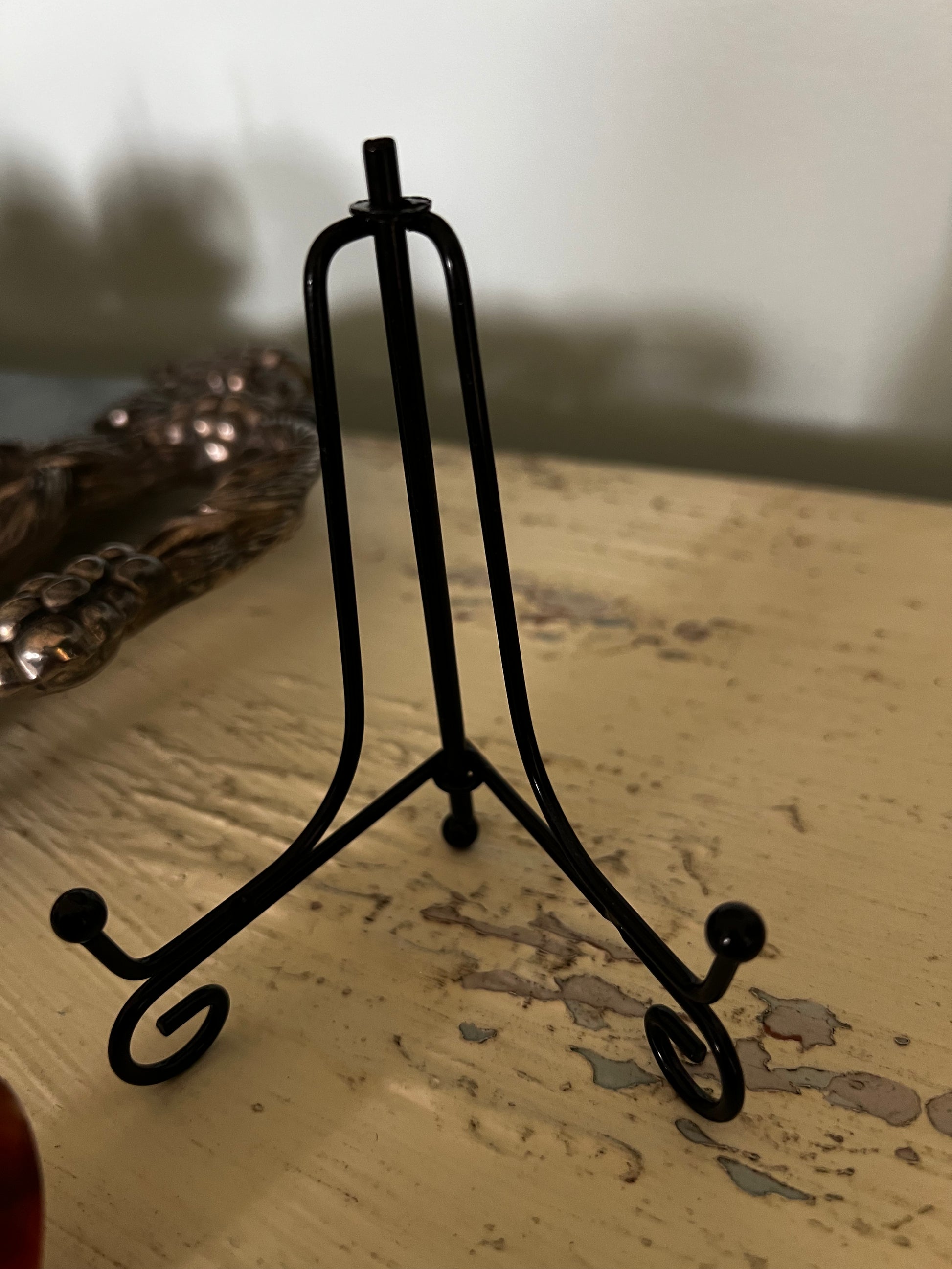 Black metal easel.
