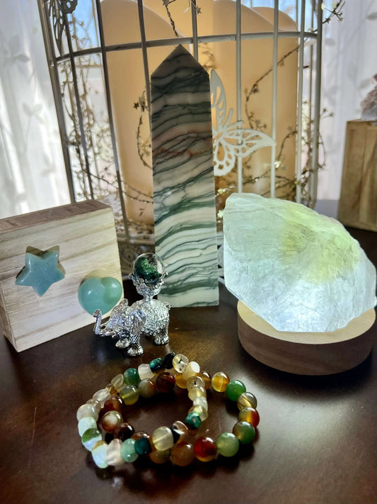 Green Onyx and Icelandic Spar crystal set full display